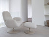 Noor fauteuil met voetbank in een licht interieur