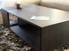 NORMAN salontafel bij een bank in onze showroom